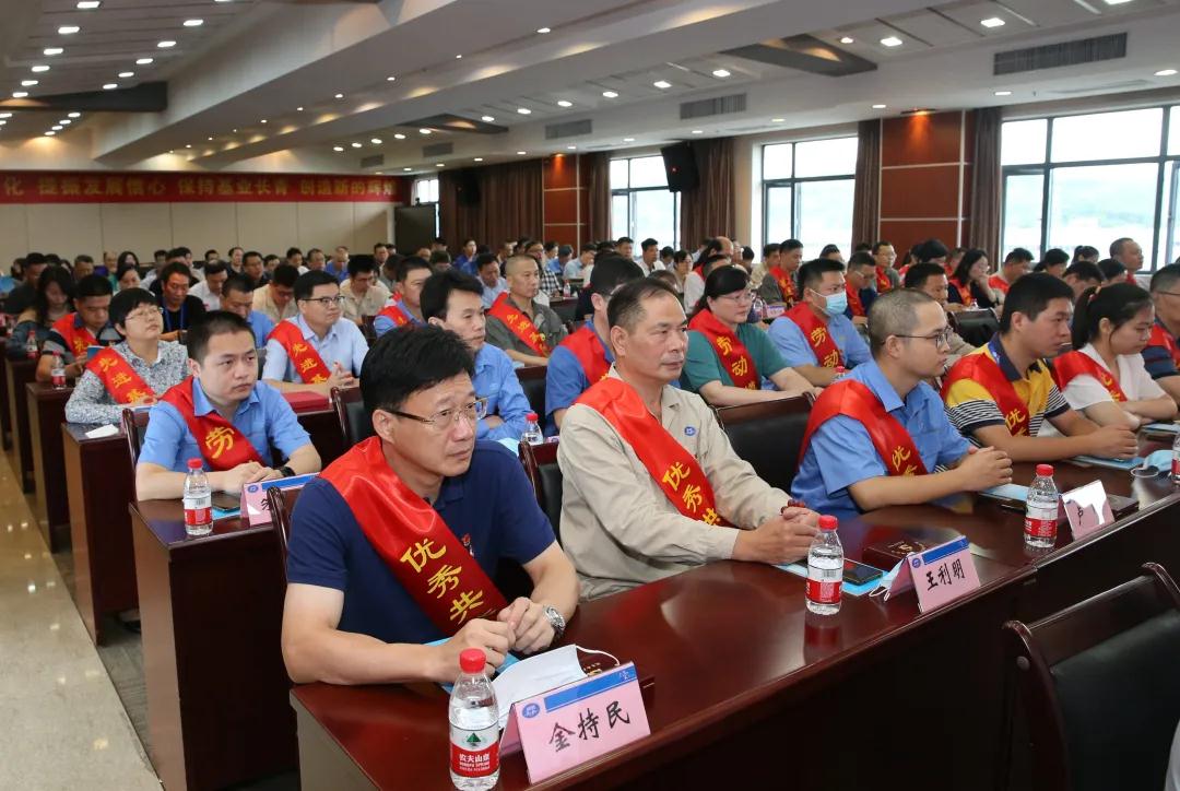 尊龙凯时人生就是博举行庆祝建党99周年、  建厂70周年暨先进表彰大会(图3)